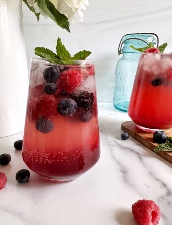 berry ginger beer mocktail