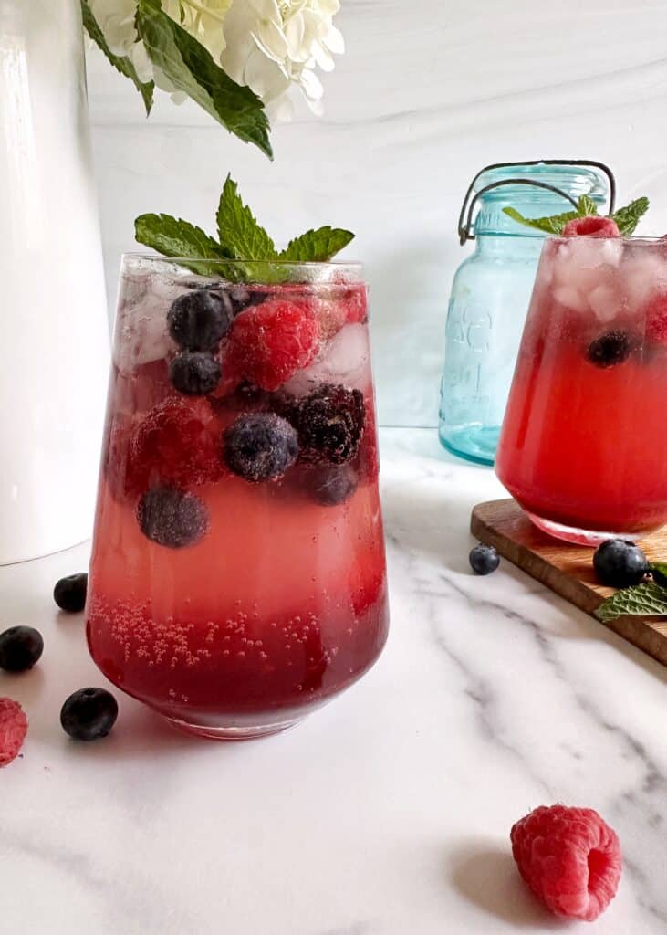 berry ginger beer mocktail