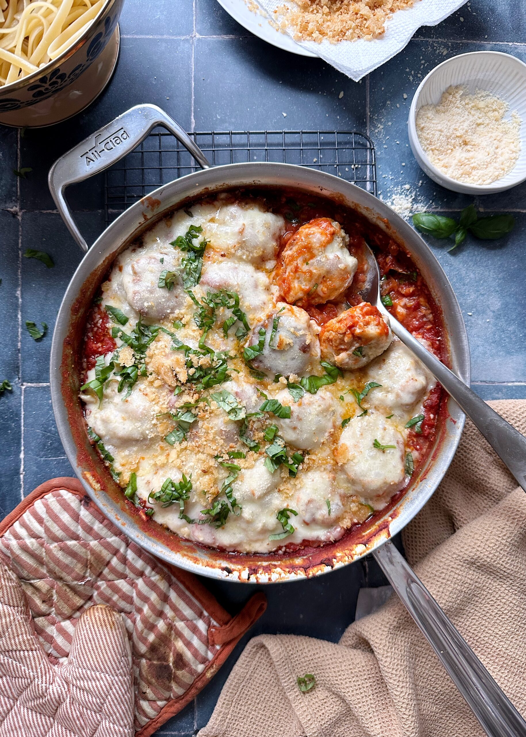 baked chicken parmesan meatballs with crunchy topping